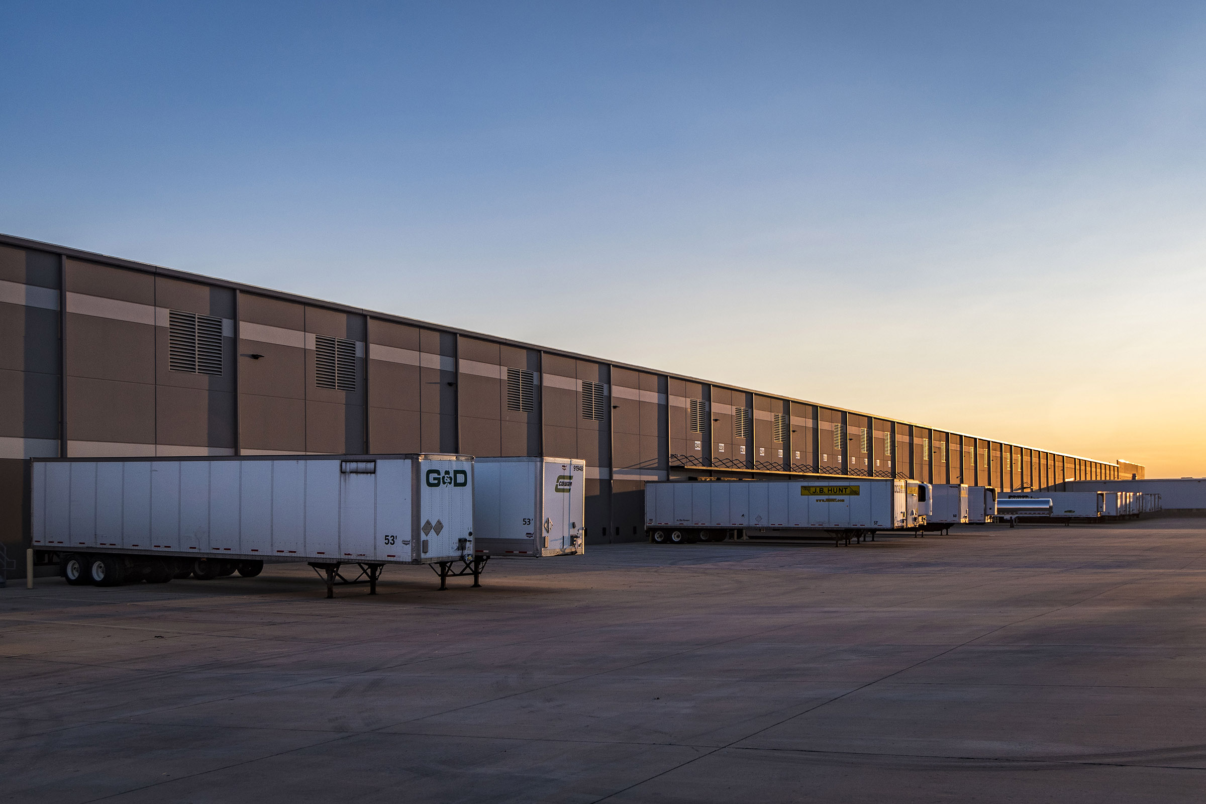 Kraft Foods 735,000 SF warehouse distribution facility in Champaign, Illinois—built by Becknell Industrial using a capital lease structure, delivered on time and under budget